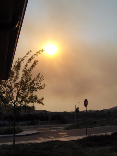 Le soleil derrière un écran de fumée